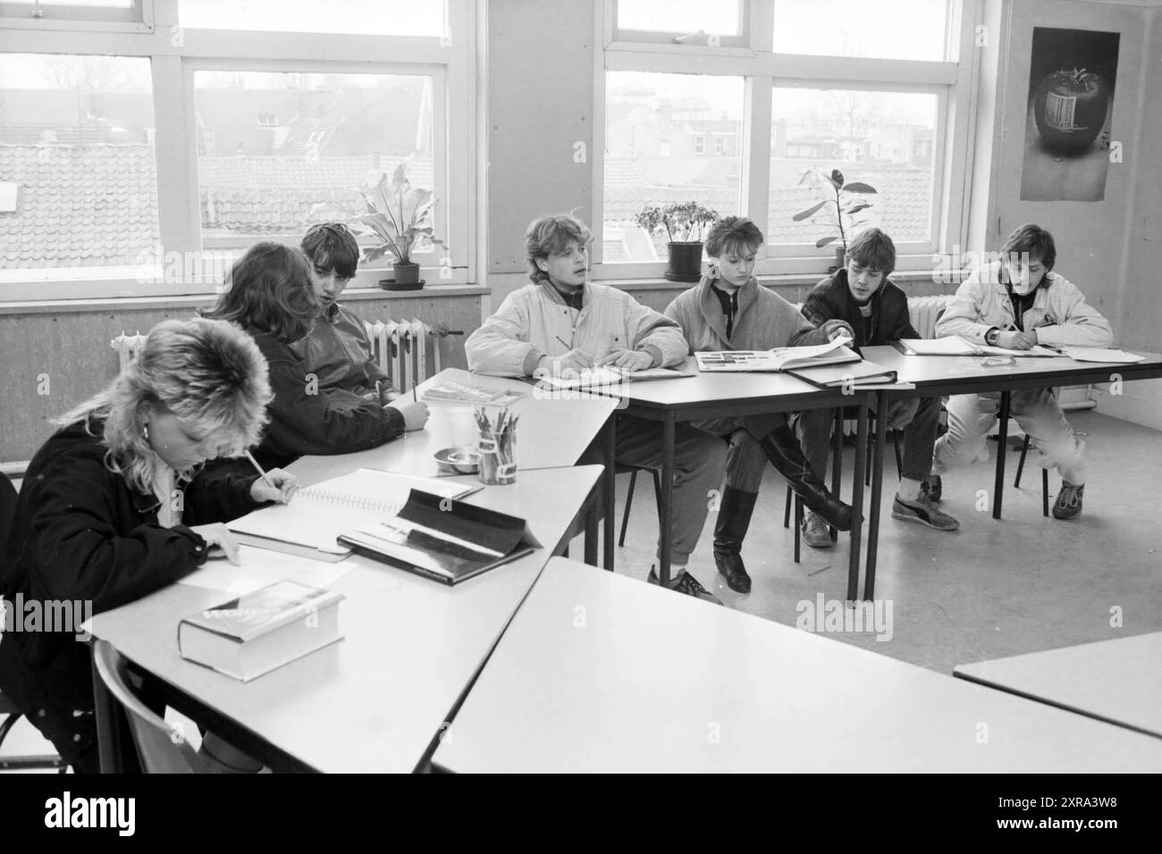 Empfangszentrum für Truants, Leidsestraat, Empfangszentren, Gruppen usw., Students, Haarlem, Leidsestraat, Niederlande, 16-04-1986, Whizgle Dutch News: historische Bilder für die Zukunft. Erkunden Sie die Vergangenheit der Niederlande mit modernen Perspektiven durch Bilder von niederländischen Agenturen. Verbinden der Ereignisse von gestern mit den Erkenntnissen von morgen. Begeben Sie sich auf eine zeitlose Reise mit Geschichten, die unsere Zukunft prägen. Stockfoto