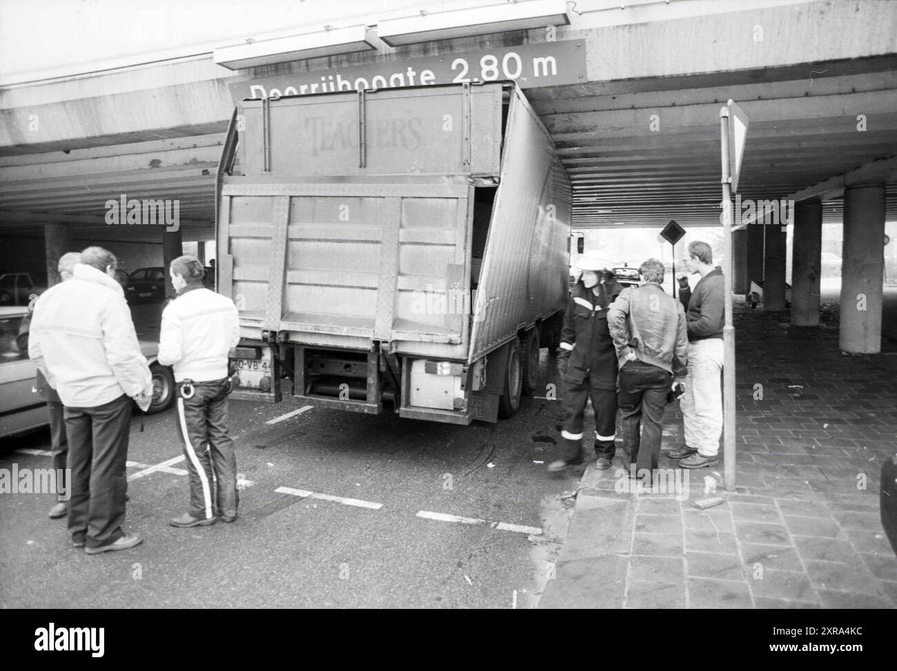 Ein Lkw steckt unter einem Viadukt fest, Whizgle Dutch News: Historical Images Tailored for the Future. Erkunden Sie die Vergangenheit der Niederlande mit modernen Perspektiven durch Bilder von niederländischen Agenturen. Verbinden der Ereignisse von gestern mit den Erkenntnissen von morgen. Begeben Sie sich auf eine zeitlose Reise mit Geschichten, die unsere Zukunft prägen. Stockfoto