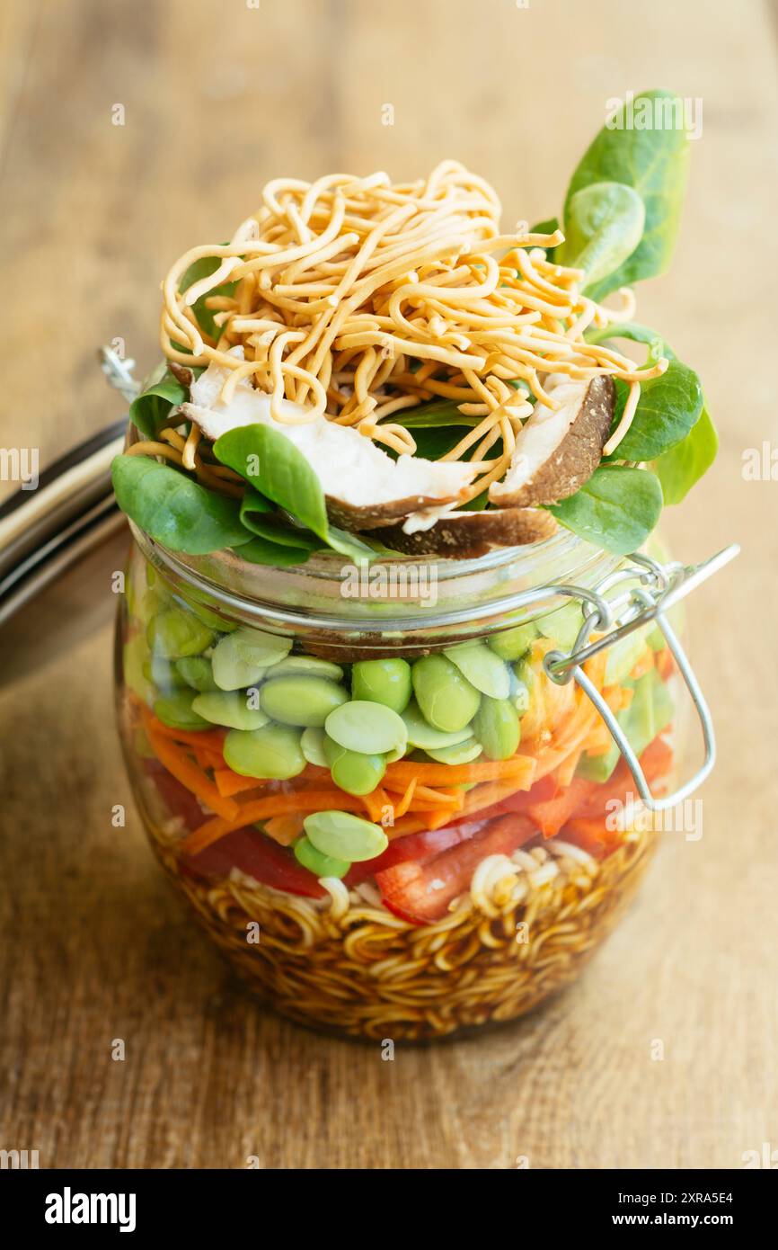 Asiatischer Salat in Einem Glas Stockfoto