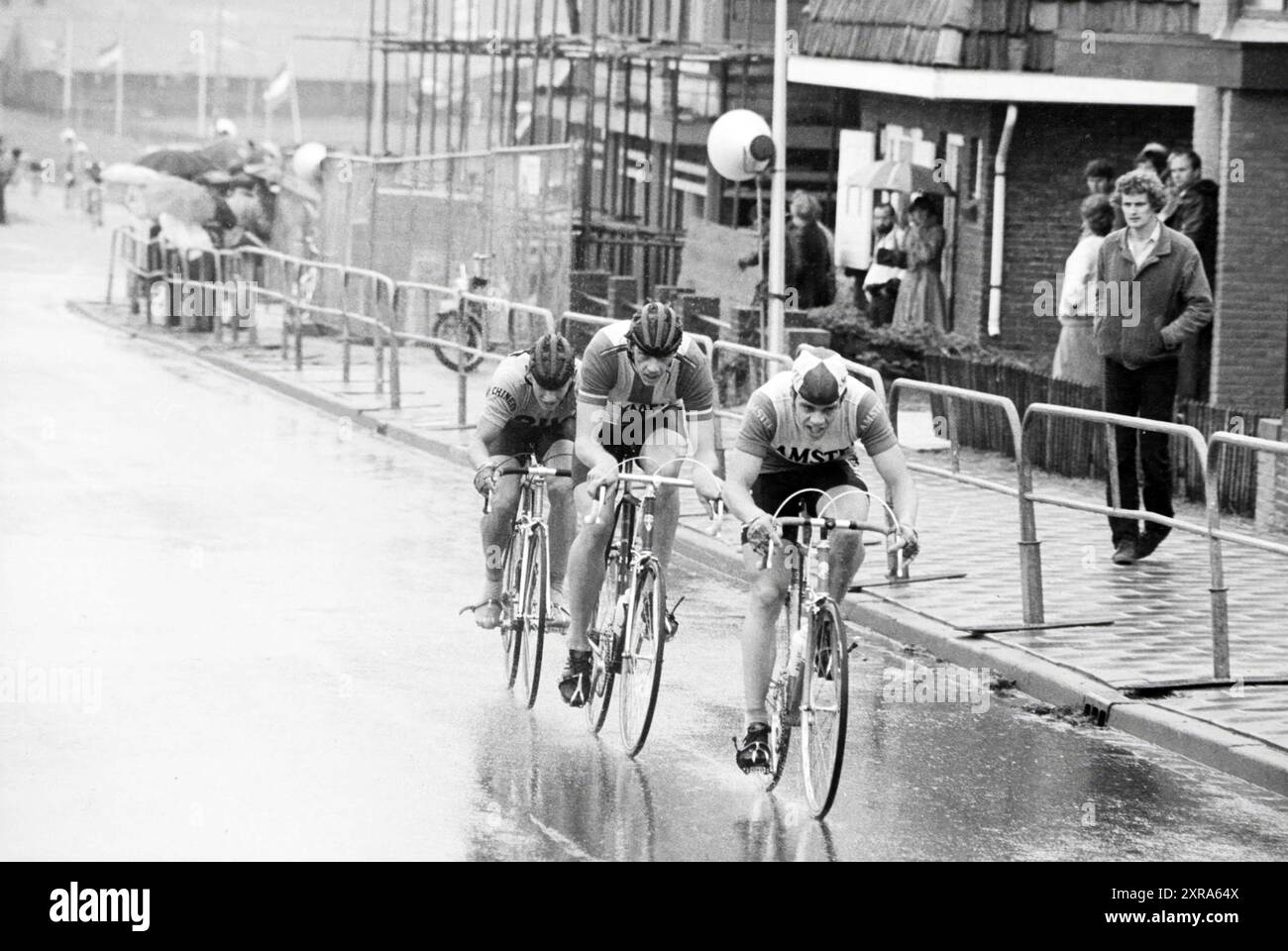 Finish North Holland Cycling Champion, Cycling, 23.05.1981, Whizgle Dutch News: Historical Images Tailored for the Future. Erkunden Sie die Vergangenheit der Niederlande mit modernen Perspektiven durch Bilder von niederländischen Agenturen. Verbinden der Ereignisse von gestern mit den Erkenntnissen von morgen. Begeben Sie sich auf eine zeitlose Reise mit Geschichten, die unsere Zukunft prägen. Stockfoto
