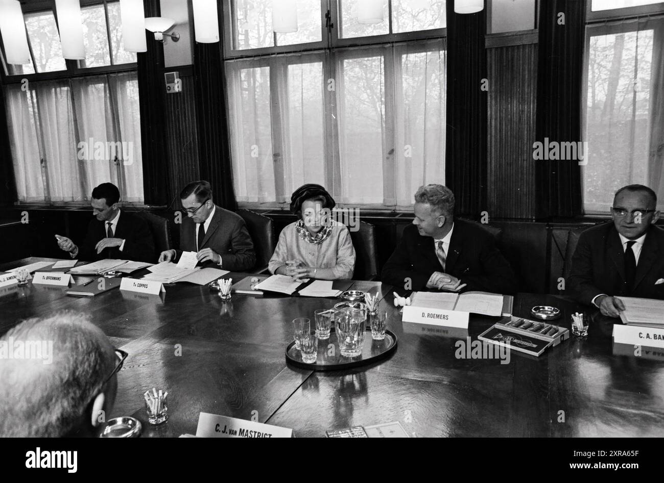 Prinzessin Beatrix bei der Lohnfeststellungsversammlung im Amsterdamer Gebäude, königliche Empfänge und königliche Besuche, 07-11-1963, Whizgle Dutch News: Historische Bilder zugeschnitten auf die Zukunft. Erkunden Sie die Vergangenheit der Niederlande mit modernen Perspektiven durch Bilder von niederländischen Agenturen. Verbinden der Ereignisse von gestern mit den Erkenntnissen von morgen. Begeben Sie sich auf eine zeitlose Reise mit Geschichten, die unsere Zukunft prägen. Stockfoto