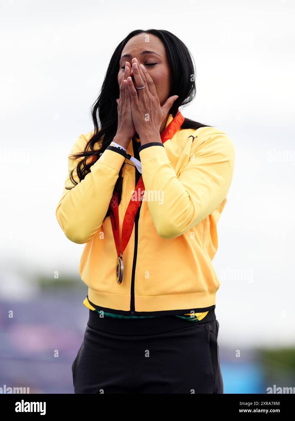 Chelsea Hammond-Ross erhält ihre neu zugeteilte Olympische Bronzemedaille der Olympischen Spiele 2008 in Peking im Trocadéro-Champions Park, am vierzehnten Tag der Olympischen Spiele 2024 in Frankreich. Bilddatum: Freitag, 9. August 2024. Stockfoto