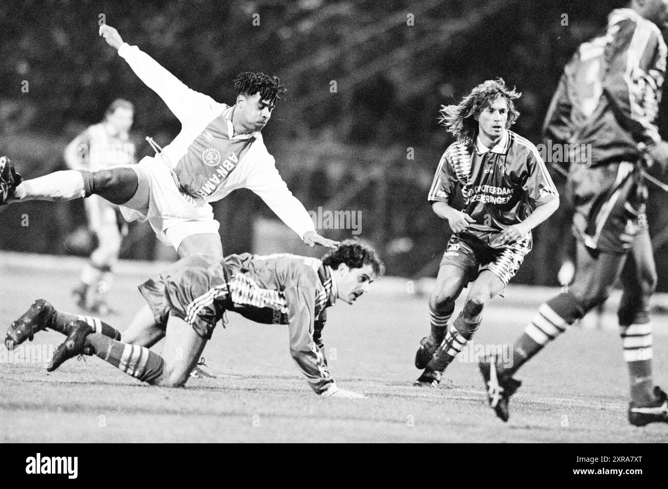 Ajax - Feyenoord, 07-03-1995, Whizgle Dutch News: Historical Images Tailored for the Future. Erkunden Sie die Vergangenheit der Niederlande mit modernen Perspektiven durch Bilder von niederländischen Agenturen. Verbinden der Ereignisse von gestern mit den Erkenntnissen von morgen. Begeben Sie sich auf eine zeitlose Reise mit Geschichten, die unsere Zukunft prägen. Stockfoto