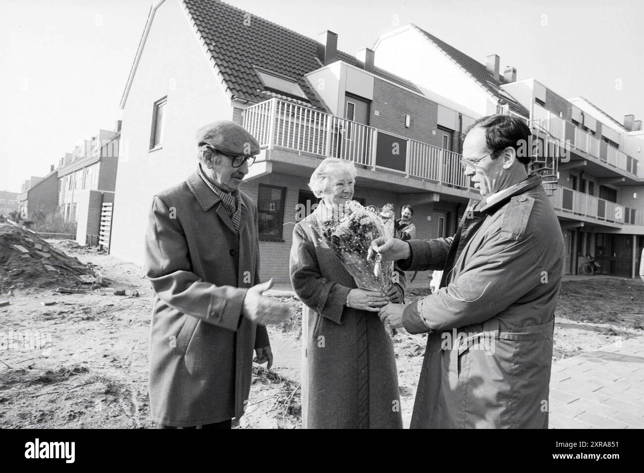 Overh. Key, Wlverderstraat 27, Santpoort, Übergabe und Transfers, Santpoort-Noord, Wulverderlaan, 08-02-1989, Whizgle Dutch News: Historical Images Tailored for the Future. Erkunden Sie die Vergangenheit der Niederlande mit modernen Perspektiven durch Bilder von niederländischen Agenturen. Verbinden der Ereignisse von gestern mit den Erkenntnissen von morgen. Begeben Sie sich auf eine zeitlose Reise mit Geschichten, die unsere Zukunft prägen. Stockfoto