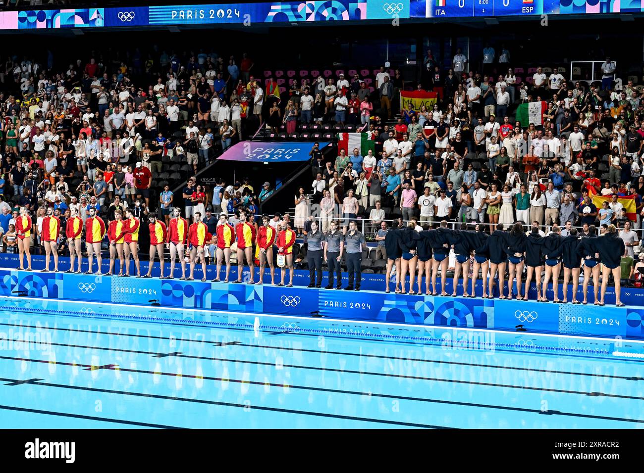 Paris, Frankreich. August 2024. Athleten der spanischen Mannschaft und Athleten der italienischen Mannschaft treten in Protest vor dem Spiel der Wasserpolo-Männer in der 5. Bis 8. Klasse zwischen der italienischen Mannschaft (weiße Kappen) und der spanischen Mannschaft (blaue Kappen) der Olympischen Spiele 2024 in Paris (Frankreich) am 09. August 2024 an. Quelle: Insidefoto di andrea staccioli/Alamy Live News Stockfoto