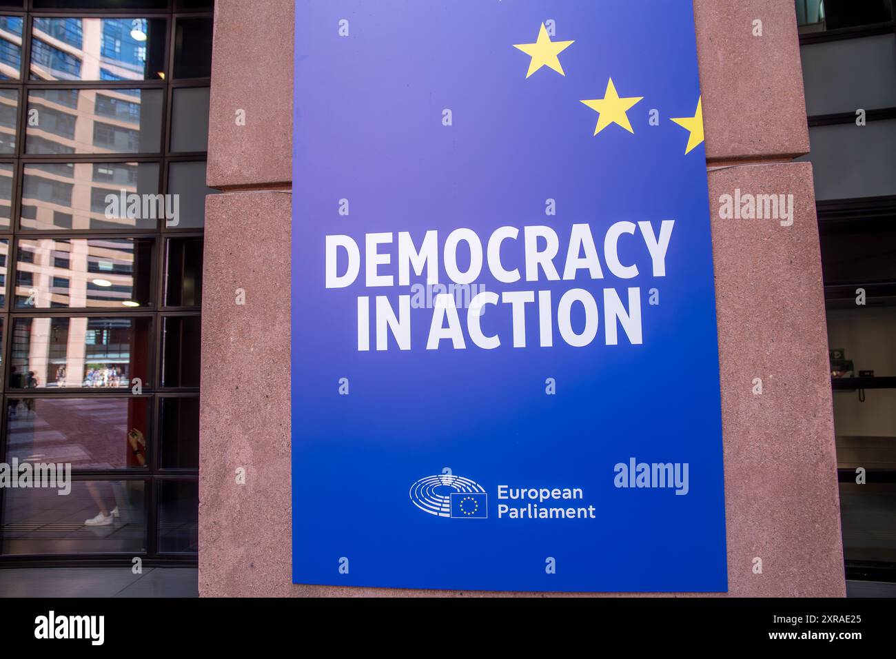 Unterzeichnen Sie mit der Inschrift DEMOKRATIE IN AKTION im EU-Parlament in Straßburg, Frankreich Stockfoto