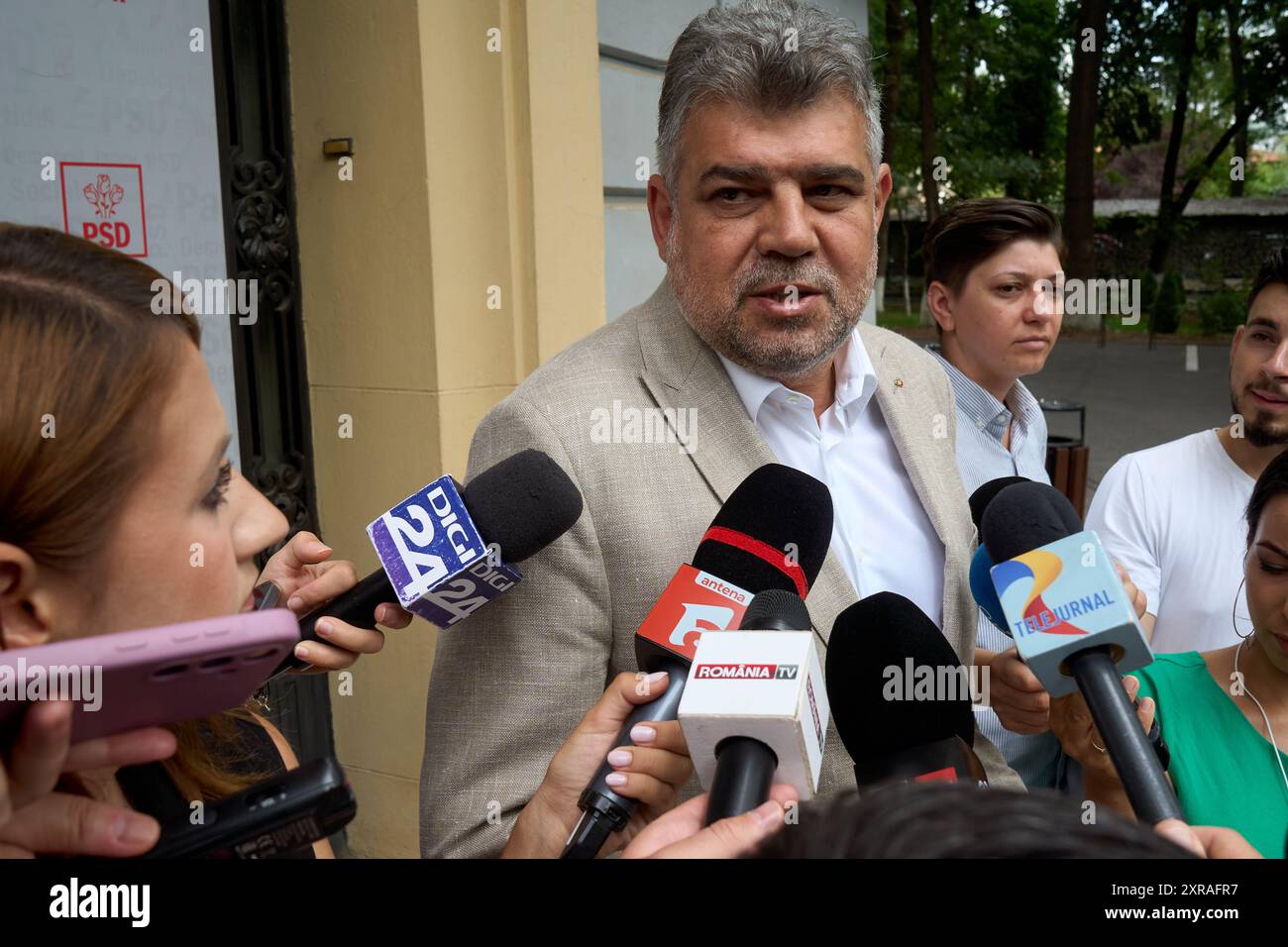 Bukarest, Rumänien. 9. August 2024: Marcel Ciolacu, Präsident der Sozialdemokratischen Partei (PSD) und rumänischer Premierminister, spricht mit Reportern, als er nach dem Treffen des Nationalen Politischen Rates der PSD im Hauptquartier der Partei in Bukarest verlässt. Quelle: Lucian Alecu/Alamy Live News Stockfoto