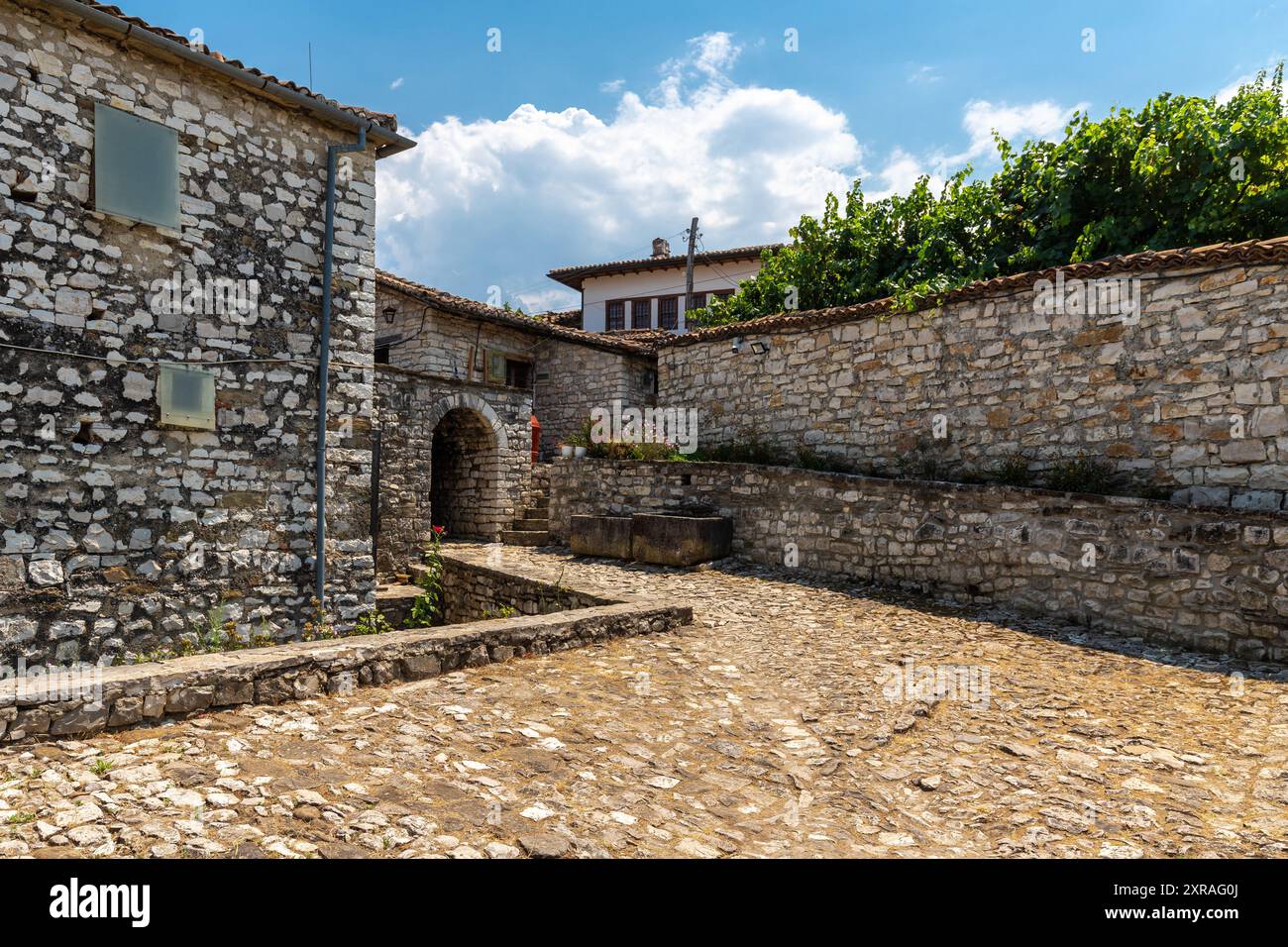 Berat Castle oder die Zitadelle von Berat ist eine Festung mit Blick auf die Stadt Berat in Albanien. Sie stammt hauptsächlich aus dem 13. Jahrhundert und enthält viele Byz Stockfoto