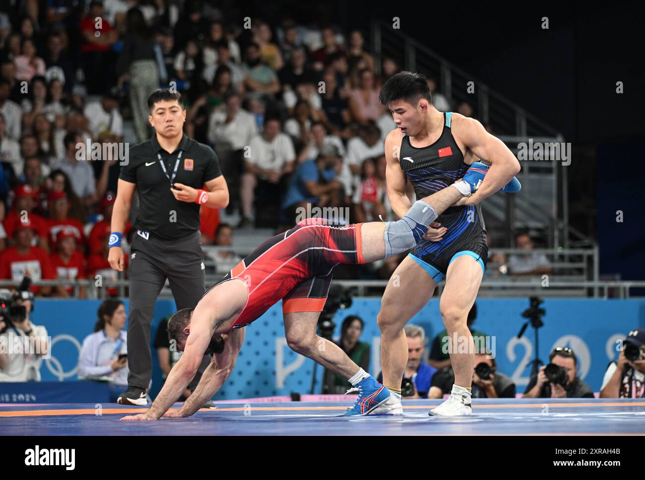 Paris, Frankreich. August 2024. Lu Feng (R) aus China tritt mit Amr Hussen aus Ägypten während des 74kg-1/8 Finales der Männer bei den Olympischen Spielen 2024 in Paris, Frankreich, am 9. August 2024 an. Quelle: Wu Wei/Xinhua/Alamy Live News Stockfoto