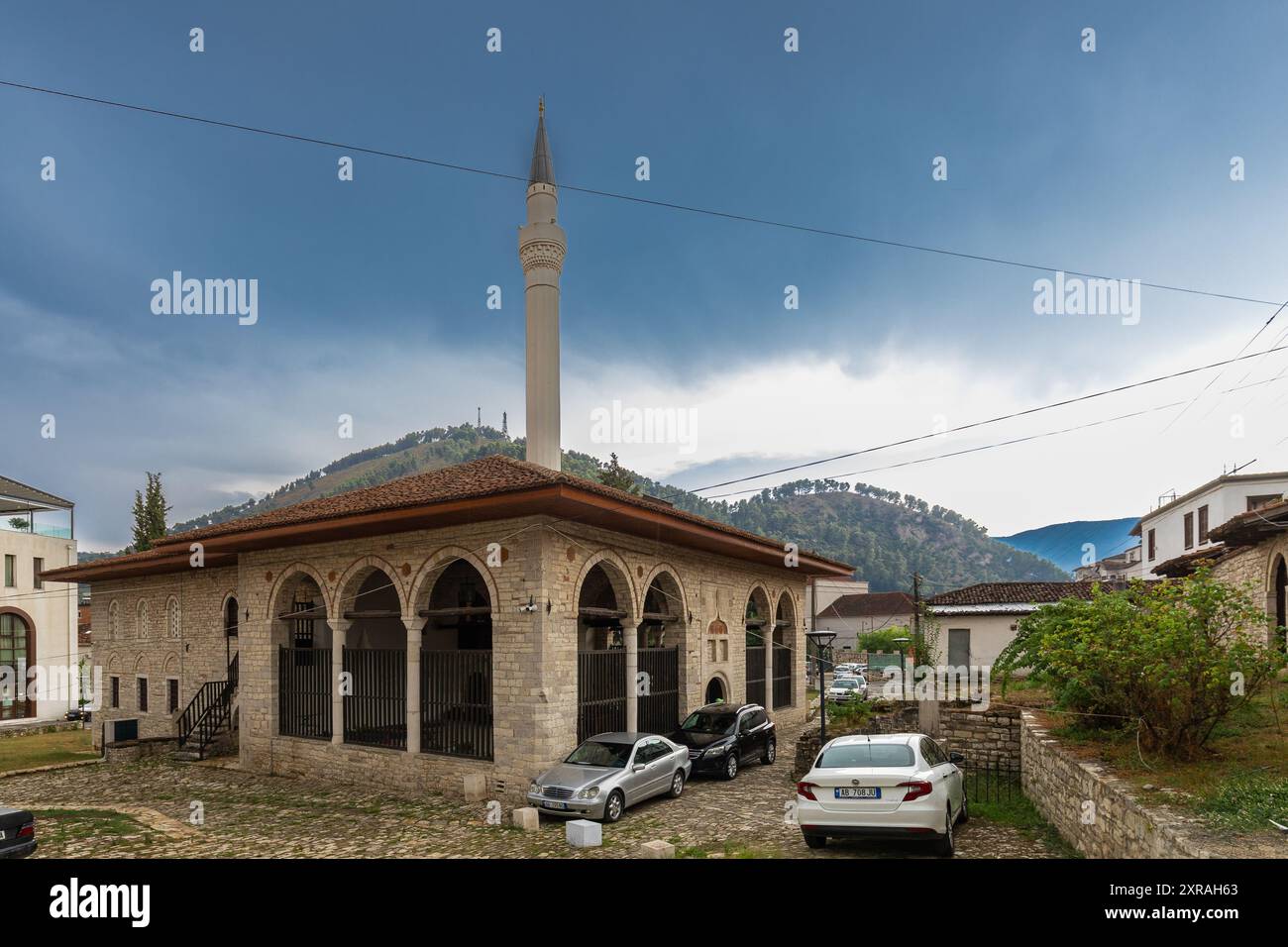 Die Königsmoschee, auch bekannt als Sultan-Bayezid-Moschee, ist eine Moschee und ein Kulturdenkmal in Berat, Albanien. Die Moschee wurde im 15. Jahrhundert erbaut Stockfoto