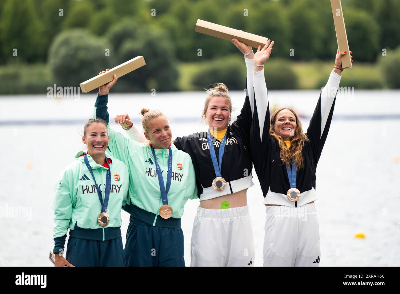 PUPP Noemi, FOJT Sara (Ungarn), PASZEK Paulina, SEEHECHT Jule Marie (Deutschland) jubeln bei der Siegerehrung auf dem Podium ueber den zeitgleichen Dritter Platz und die geteilte Bronze Medaille, FRA, Olympische Spiele Paris 2024, Kanu Sprint, 09.08.2024 Foto: Eibner-Pressefoto/Michael Memmler Stockfoto