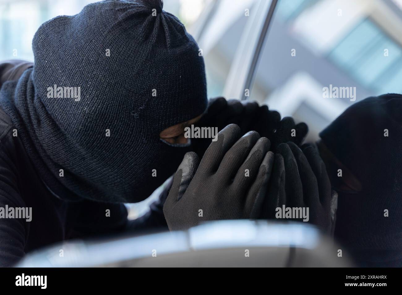 Eine verdächtige Person ist jemand, der sich so verhält, dass Sie sich unwohl oder unsicher fühlen. Das ist ein deutliches Zeichen, dass sie versuchen, etwas zu stehlen Stockfoto