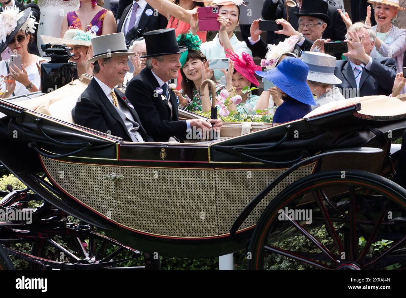 Ascot, Großbritannien. Juni 2024. Vizeadmiral Sir Tim Laurence und Daniel Chatto kommen am Ladies Day in der königlichen Prozession im Paradering in Royal Ascot an. Kredit: Maureen McLean/Alamy Stockfoto