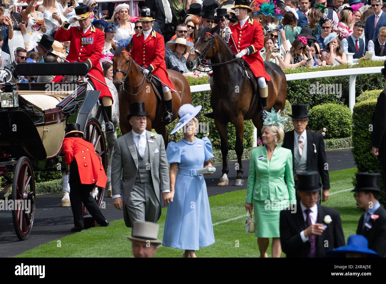 Ascot, Großbritannien. Juni 2024. Mike Tindall und Zara Tindall kommen am Ladies Day in der königlichen Prozession im Parade Ring in Royal Ascot an. Kredit: Maureen McLean/Alamy Stockfoto