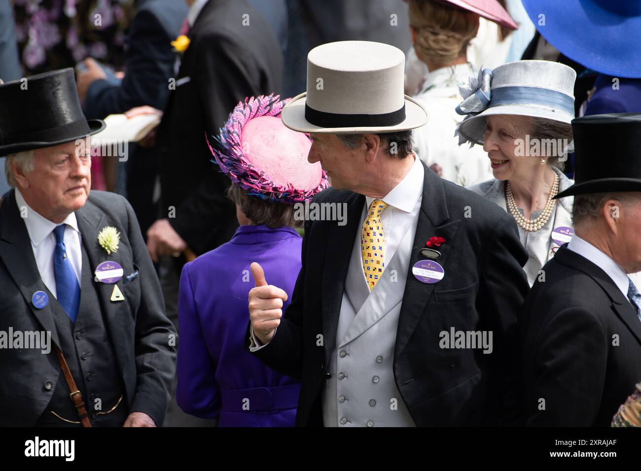 Ascot, Großbritannien. Juni 2024. Andrew Parker Bowles, Ex-Ehemann von Königin Camilla, plaudert mit Prinzessin Anne im Parade Ring im Royal Ascot am Ladies Day. Kredit: Maureen McLean/Alamy Stockfoto