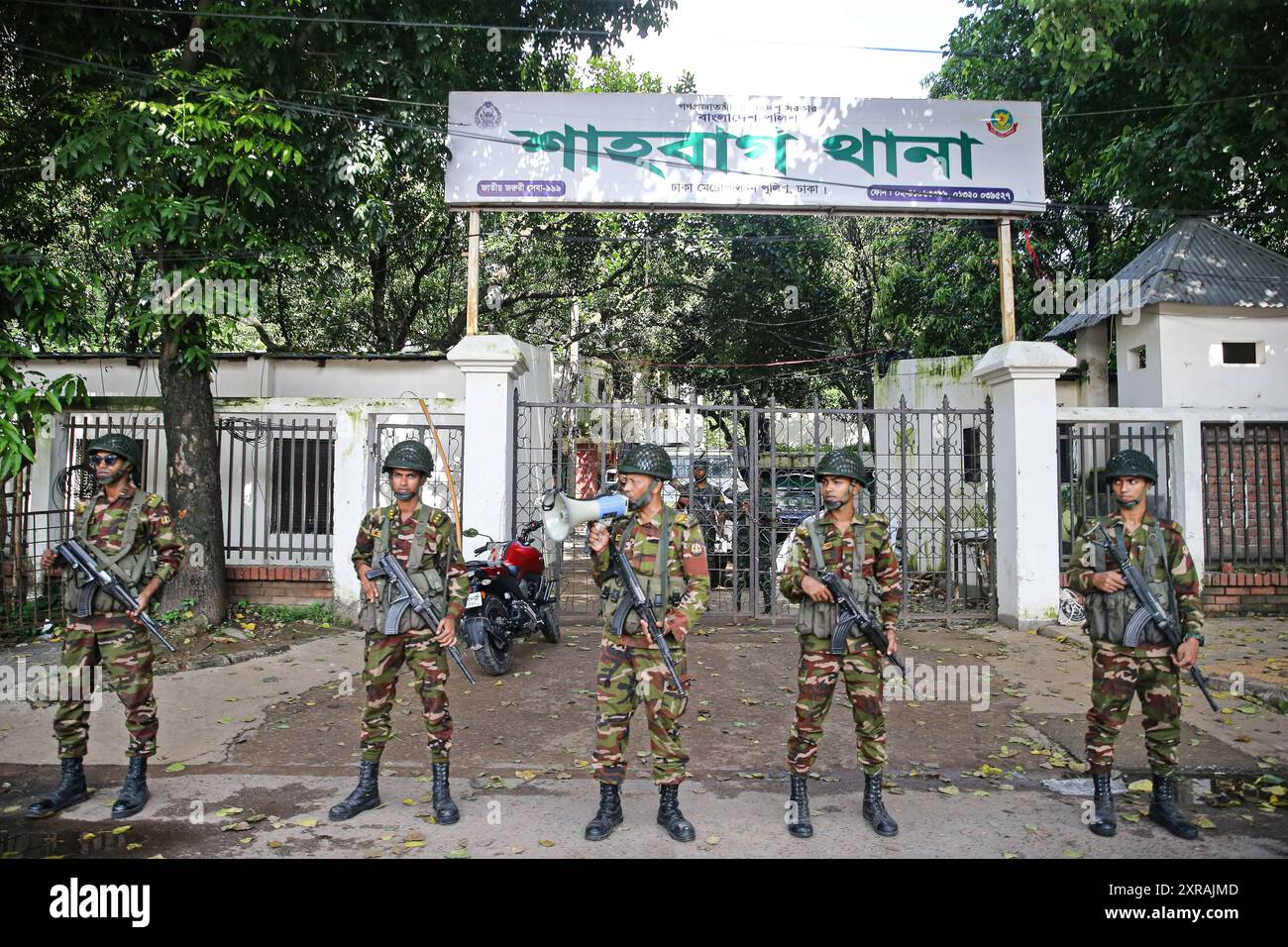 Bangladesch nach der Flucht aus Bangladesch stehen Militärangehörige am 9. August 2024 auf einer leeren Polizeistation in Dhaka Wache. Der Nobelpreisträger Muhammad Yunus führte am 9. August eine feierliche Hommage an Bangladeschs gefallene Unabhängigkeitshelden an, nachdem ein studentischer Aufstand den Vorgänger Scheich Hasina ins Exil zwang. Yunus, 84 Jahre alt, wurde am Donnerstagabend vereidigt, nachdem er nach dem plötzlichen Ende der 15-jährigen Herrschaft von Hasina auf Antrag von Protestführern aus Europa zurückgekehrt war. Dhaka Dhaka Bezirk Bangladesch Copyright: XHabiburxRahmanx Stockfoto