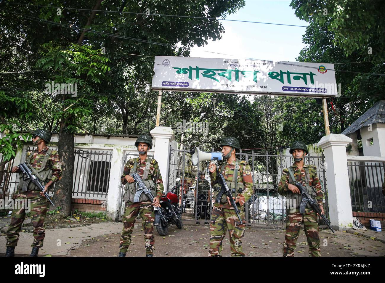 Bangladesch nach der Flucht aus Bangladesch stehen Militärangehörige am 9. August 2024 auf einer leeren Polizeistation in Dhaka Wache. Der Nobelpreisträger Muhammad Yunus führte am 9. August eine feierliche Hommage an Bangladeschs gefallene Unabhängigkeitshelden an, nachdem ein studentischer Aufstand den Vorgänger Scheich Hasina ins Exil zwang. Yunus, 84 Jahre alt, wurde am Donnerstagabend vereidigt, nachdem er nach dem plötzlichen Ende der 15-jährigen Herrschaft von Hasina auf Antrag von Protestführern aus Europa zurückgekehrt war. Dhaka Dhaka Bezirk Bangladesch Copyright: XHabiburxRahmanx Stockfoto