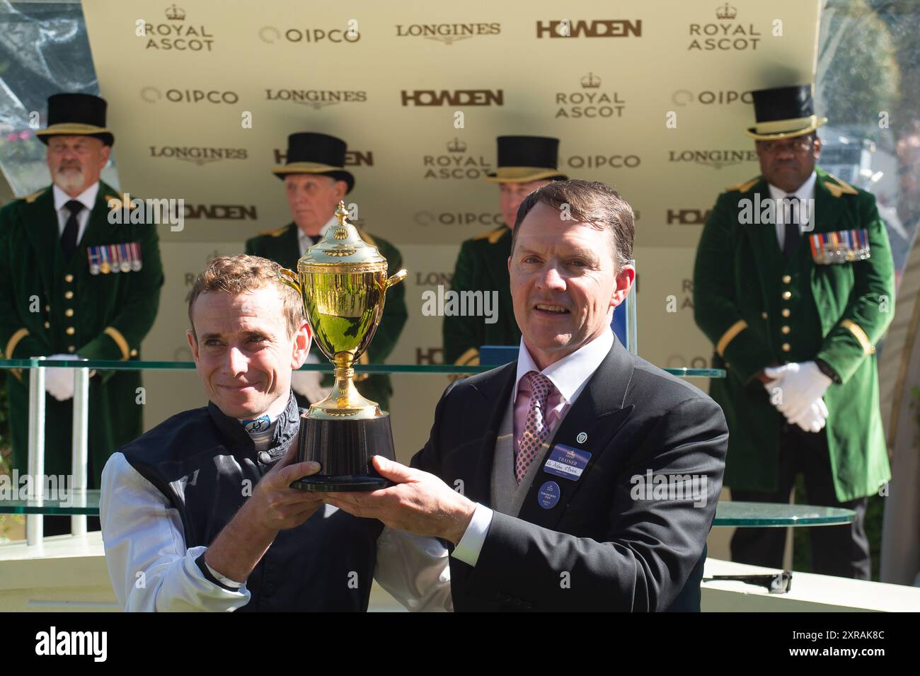 Ascot, Großbritannien. Juni 2024. Jockey Ryan Moore, der am Ladies Day 2024 auf dem Pferd Kyprios den Gold Cup (Gruppe 1) (British Champions Series) bei Royal Ascot gewann, hält den Gold Cup zusammen mit Trainer Aidan O’Brien aus Irland. Kredit: Maureen McLean/Alamy Stockfoto