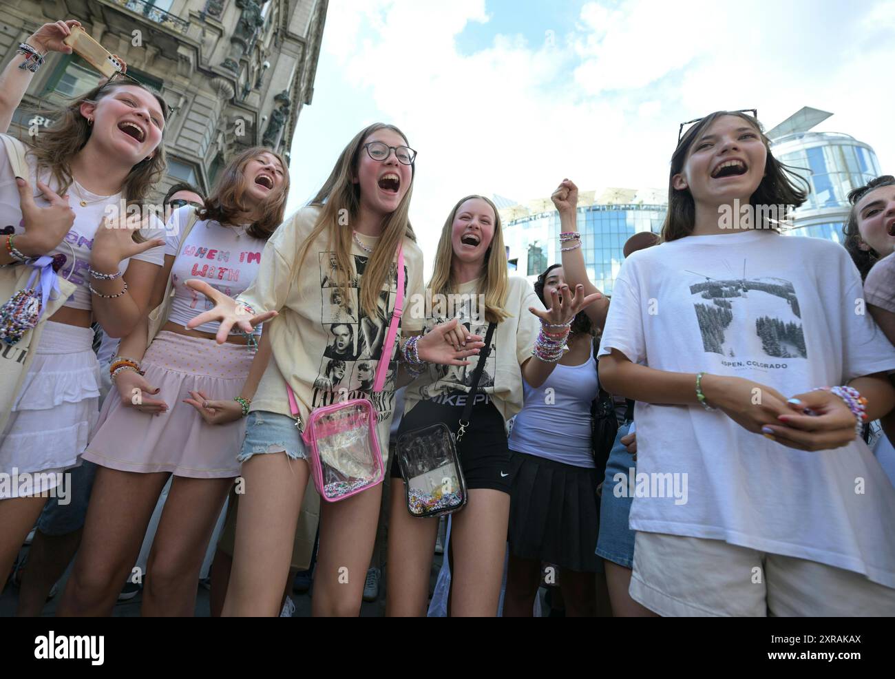 Swifties singen und tanzen, fotografiert in der Wiener Innenstadt am 8. August 2024. Nach der Verhaftung von Terrorverdächtigen, die einen Angriff auf die bevorstehenden Taylor Swift Konzerte in Wien planten, kündigte der Veranstalter die Konzerte in der österreichischen Hauptstadt am 7. August ab und ließ viele Fans in der österreichischen Hauptstadt festsitzen. - 20240808 PD9207 Credit: APA-PictureDesk/Alamy Live News Stockfoto