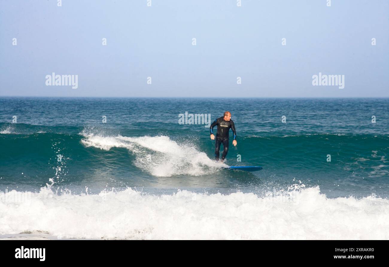 Surfen an porthtowan auf der Nordküste von Cornwall Stockfoto Surfen an porthtowan auf der Nordküste von Cornwall Stockfoto