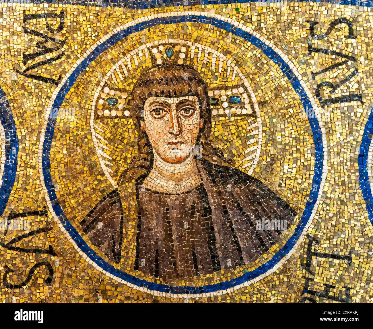 Mittelalterliches Mosaik, das eine langhaarige katholische heilige darstellt Stockfoto