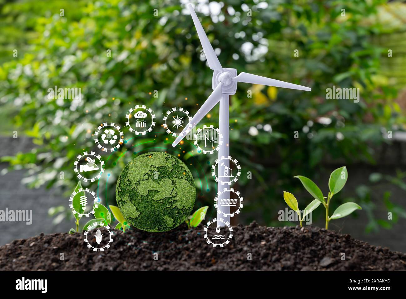 Die Windkraftanlage ist ein Symbol der Hoffnung für die Zukunft, und der grüne Globus repräsentiert eine hellere Welt. Das Bild deutet darauf hin, dass Windkraft helfen kann, c Stockfoto