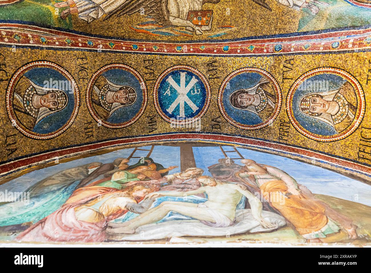 Blick auf mittelalterliche Mosaike an der Decke der historischen Basilika in Ravenna Stockfoto