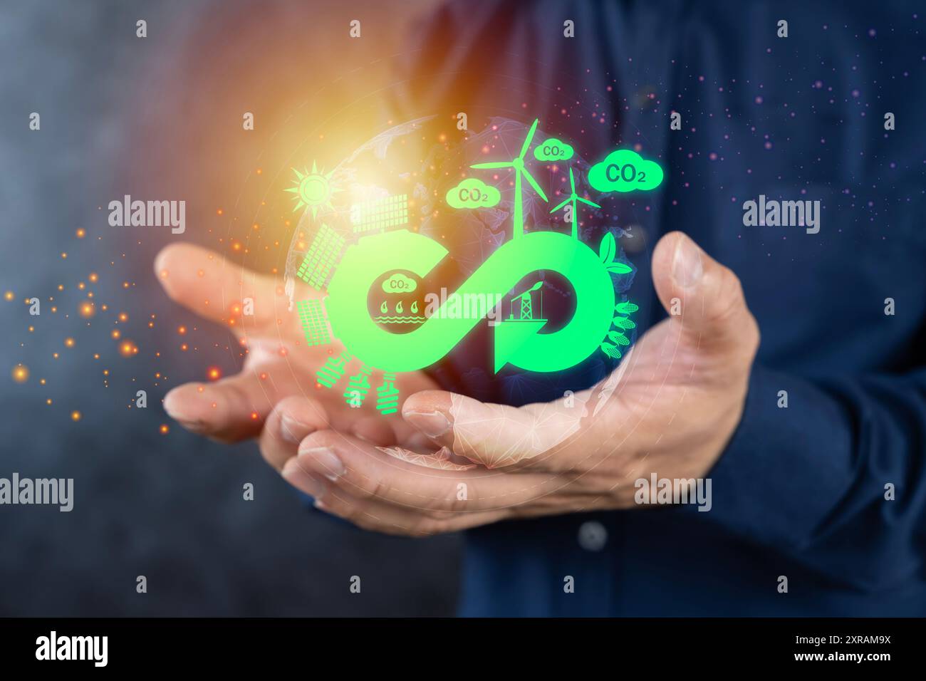 Konzept der Kreislaufwirtschaft. Hand, die Kreislaufwirtschaft niedrig polygonal auf grünem Hintergrund hält. Kreislaufwirtschaft für künftiges Wachstum von Unternehmen und Design Stockfoto