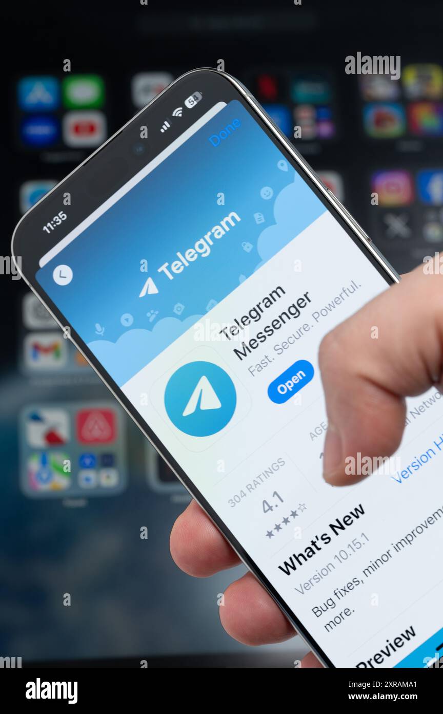 New York, USA – 5. August 2024: Smartphone in der Hand mit Telegram App auf dem Bildschirm Makroaufnahme mit unscharfem Hintergrund Stockfoto