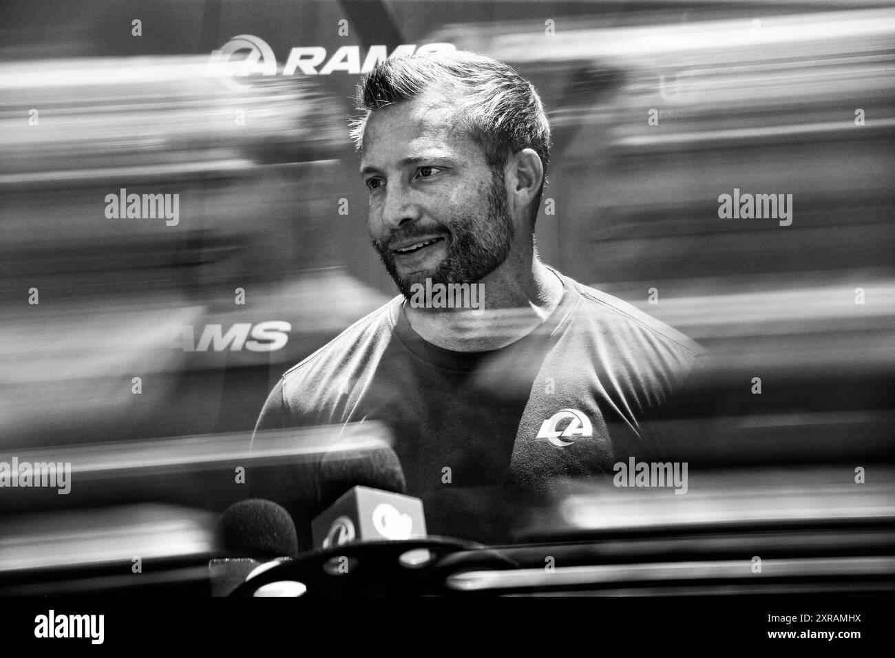 Der Cheftrainer der Los Angeles Rams, Sean McVay, beantwortet Fragen aus den Medien nach dem Training Camp am Samstag, den 3. August 2024 in Los Angeles. (Kevin Terrell/Image of Sport) Stockfoto