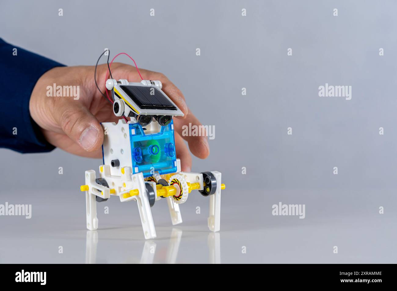 Die Schüler lernen einen Roboter anhand von plastischen Details, Programmierung auf einem Computer, Roboter, moderne Schulungen, heißeste Geräte, E-Learning, moderne Lehren Stockfoto
