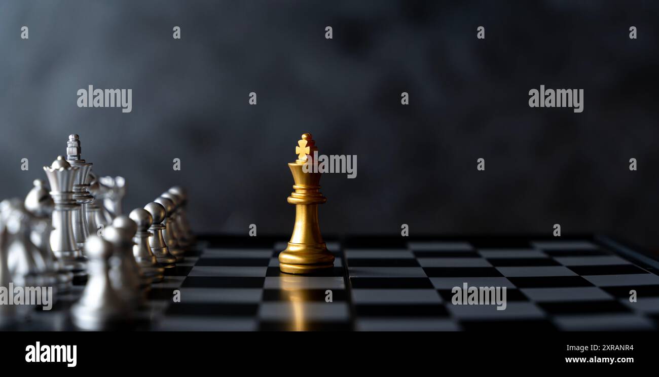 Ein Schachstück besteht aus einem vollständigen Paket von Schachstrategie, Planung und Entscheidungskonzepten. Strategischer Geschäftsplan für Geschäftsleute im Hintergrund Stockfoto