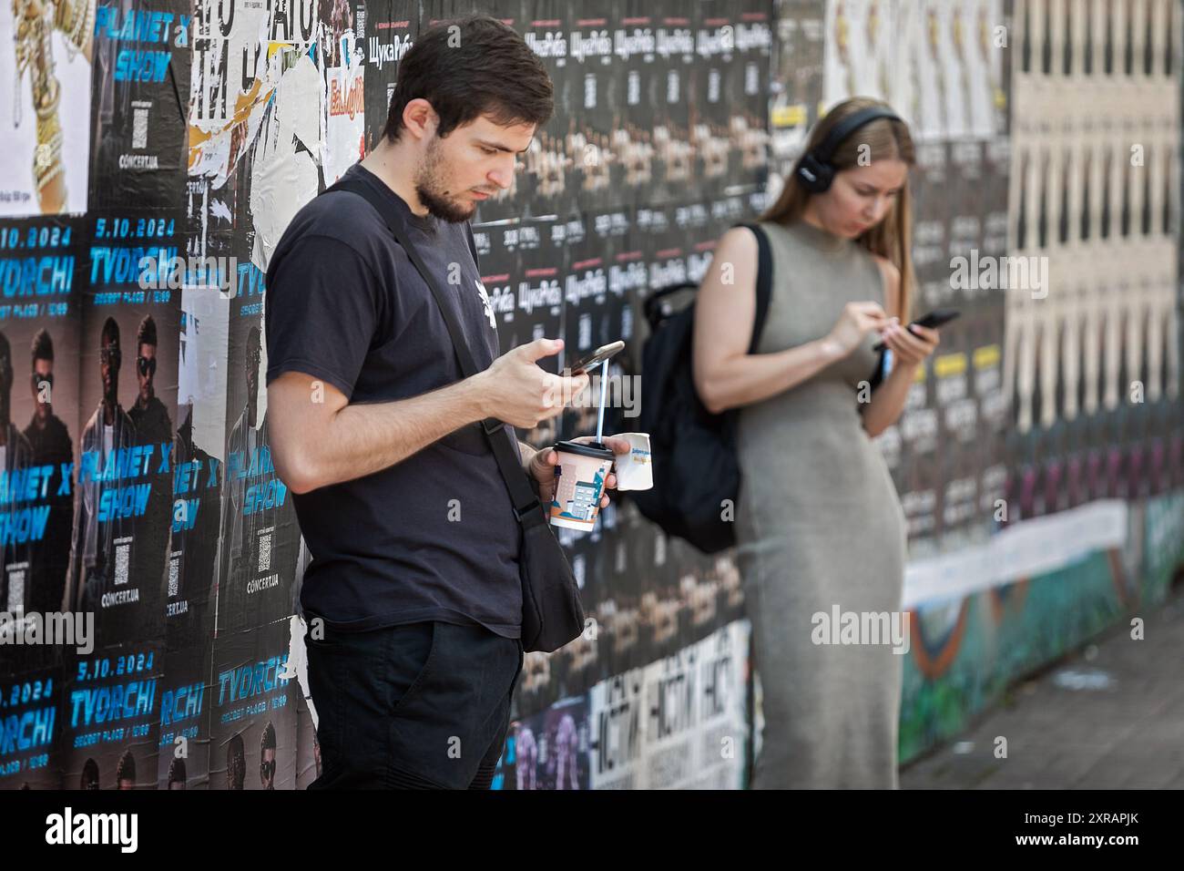 KIEW, UKRAINE - 9. AUGUST 2024 - Menschen benutzen Smartphones in ZentralKiew, der Hauptstadt der Ukraine. Stockfoto