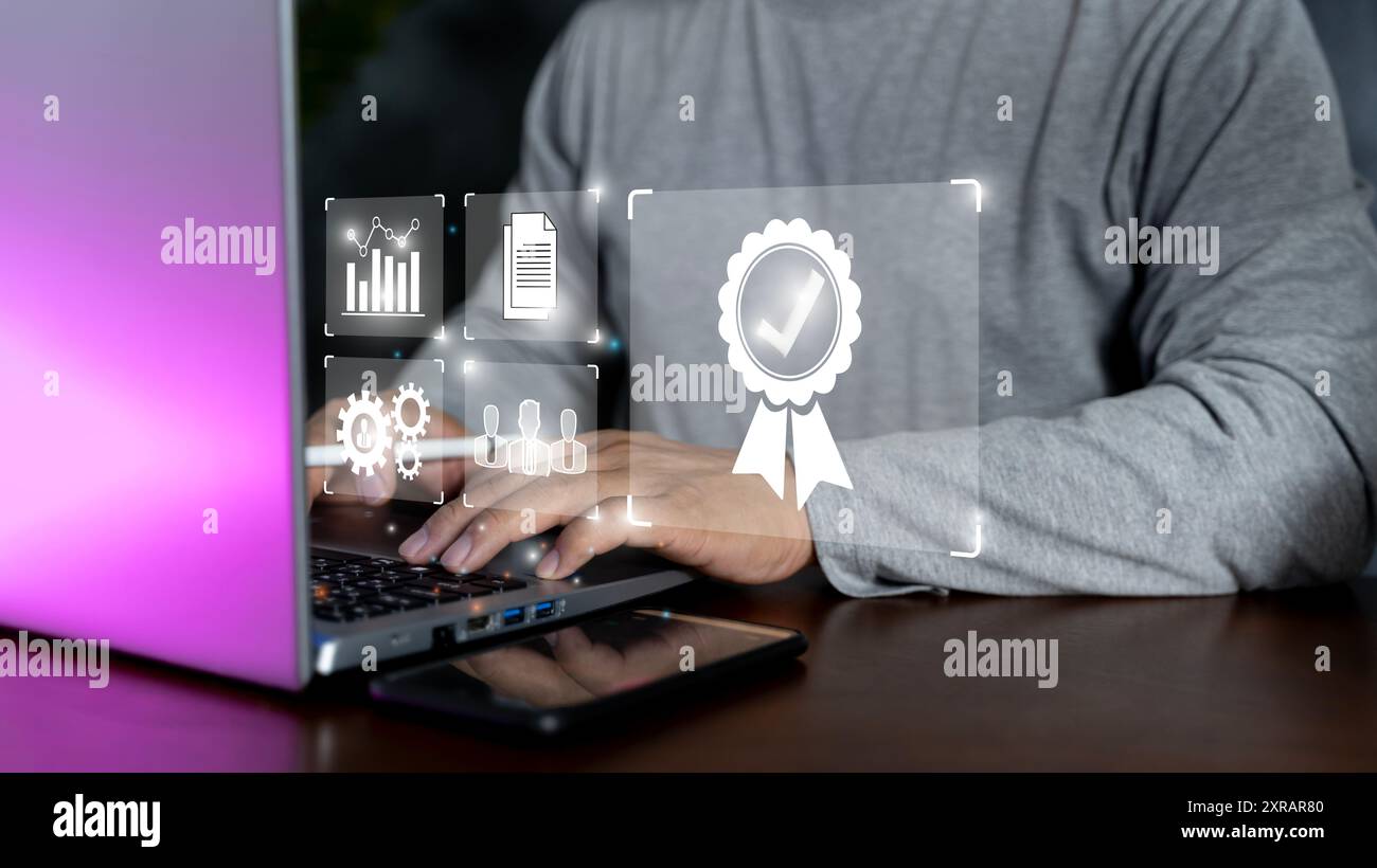 Geschäftsmann-Hände verwenden Laptop bei Dokument und korrekter Markierung für das Standard-Qualitätskontrollzertifizierungskonzept. ISO-Zertifizierung und Standardiza Stockfoto