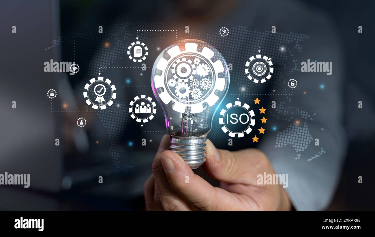 Geschäftsmann, der mit dem Computerdienst arbeitet. Qualitätssicherung. Garantie. Standard. Qualitätssicherungskonzept, ISO-Norm, Garantie auf dunklem Hintergrund. Stockfoto