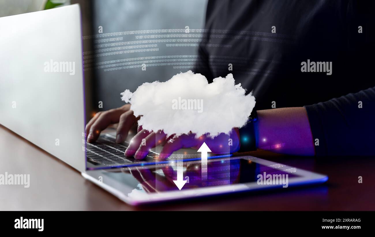 Computing-Ressourcen und Cloud-Technologie entwickeln Speicher. Geschäftsmann mit Laptop-Symbol für Cloud-Computer. Digitale Dateispeicherungssysteme - Record Keepin Stockfoto