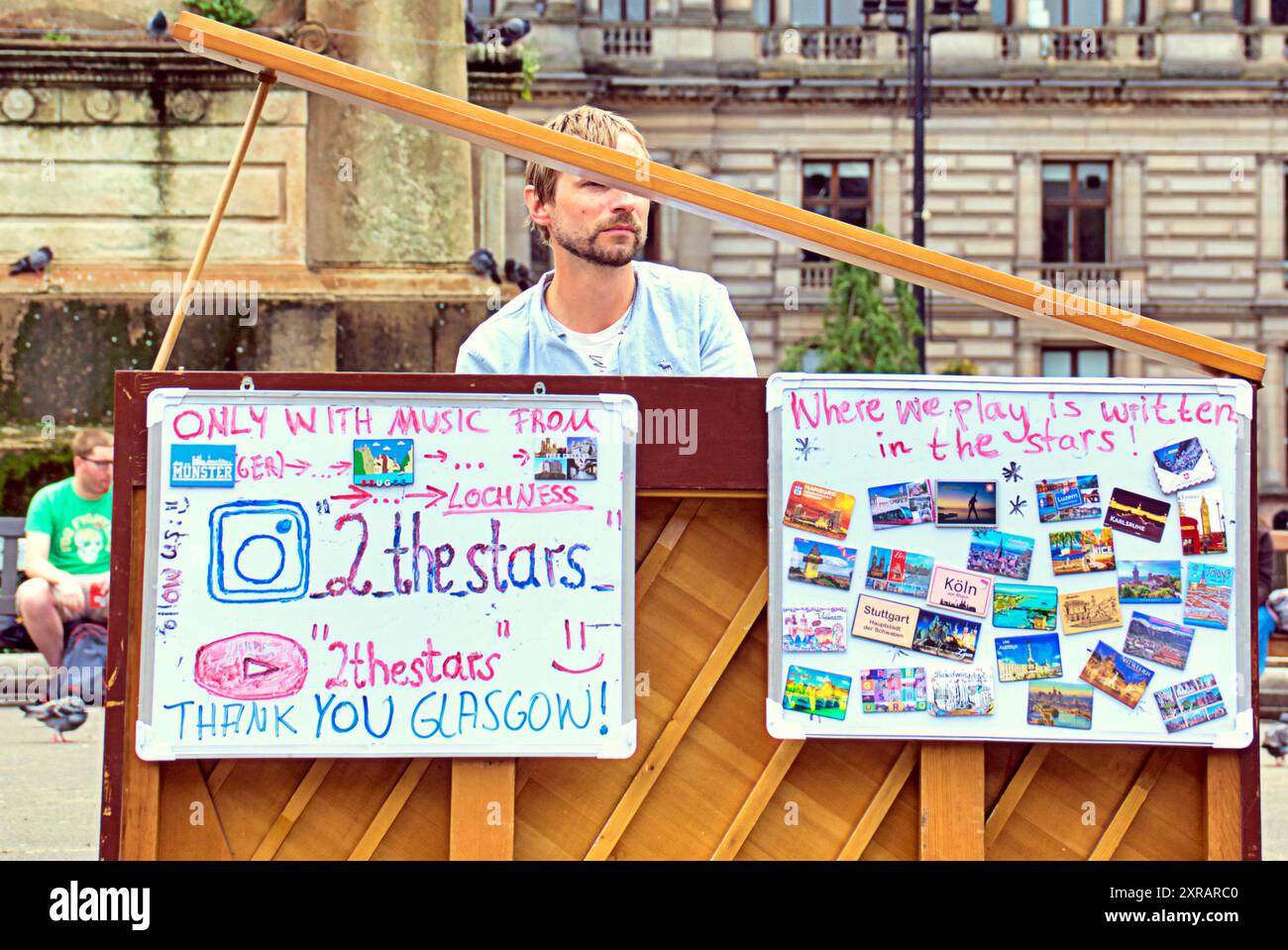Glasgow, Schottland, Großbritannien. August 2024. Jungs, die Klavier durch europa ziehen, spielen im Zentrum der Stadt auf dem george Square mit Brettern, die seine Reise und seine Geschichte zeigen. Auf TOUR 24: #Busfahrt nach #nessie auf dem Weg zum Loch Eness m.youtube.com/@2thestars, nächster Halt edinburgh Festival. . Credit Gerard Ferry /Alamy Live News Stockfoto