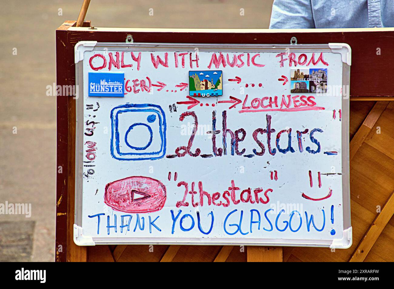 Glasgow, Schottland, Großbritannien. August 2024. Jungs, die Klavier durch europa ziehen, spielen im Zentrum der Stadt auf dem george Square mit Brettern, die seine Reise und seine Geschichte zeigen. Auf TOUR 24: #Busfahrt nach #nessie auf dem Weg zum Loch Eness m.youtube.com/@2thestars, nächster Halt edinburgh Festival. . Credit Gerard Ferry /Alamy Live News Stockfoto