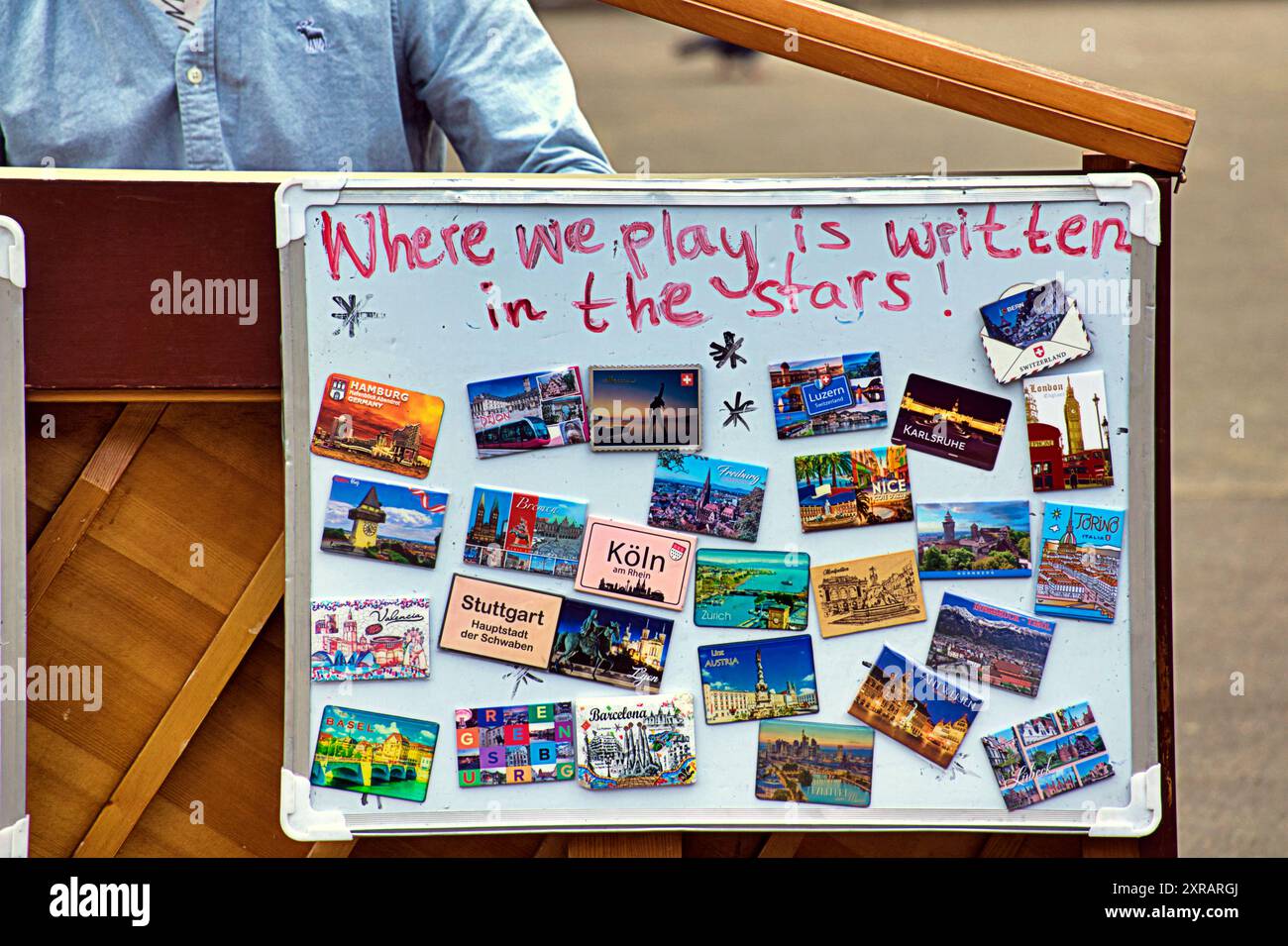 Glasgow, Schottland, Großbritannien. August 2024. Jungs, die Klavier durch europa ziehen, spielen im Zentrum der Stadt auf dem george Square mit Brettern, die seine Reise und seine Geschichte zeigen. Auf TOUR 24: #Busfahrt nach #nessie auf dem Weg zum Loch Eness m.youtube.com/@2thestars, nächster Halt edinburgh Festival. . Credit Gerard Ferry /Alamy Live News Stockfoto