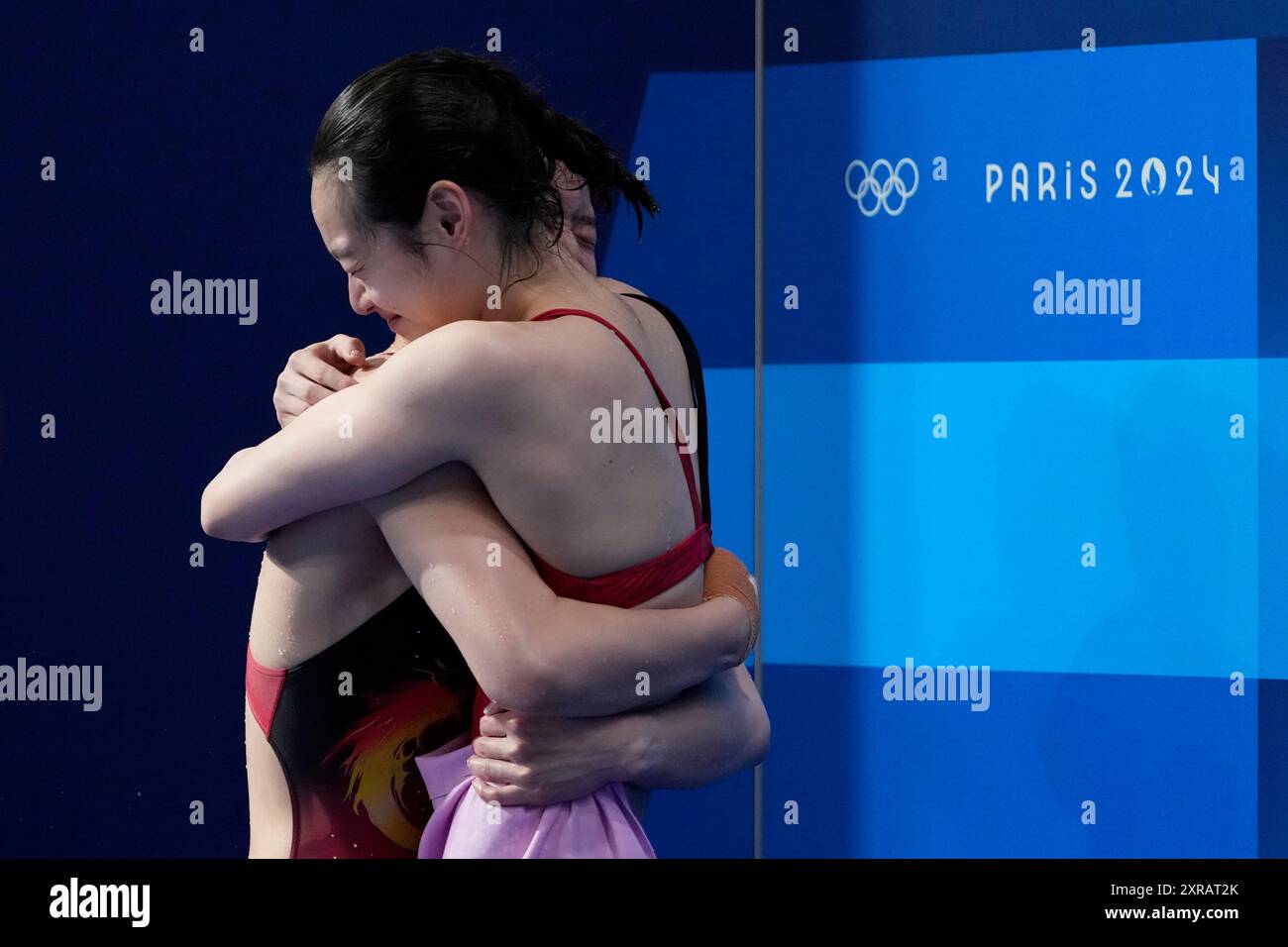 China's Chen Yiwen and China's Chang Yani hug after the women's 3m springboard diving final, at the 2024 Summer Olympics, Friday, Aug. 9, 2024, in Saint-Denis, France. (AP Photo/Lee Jin-man) Stockfoto