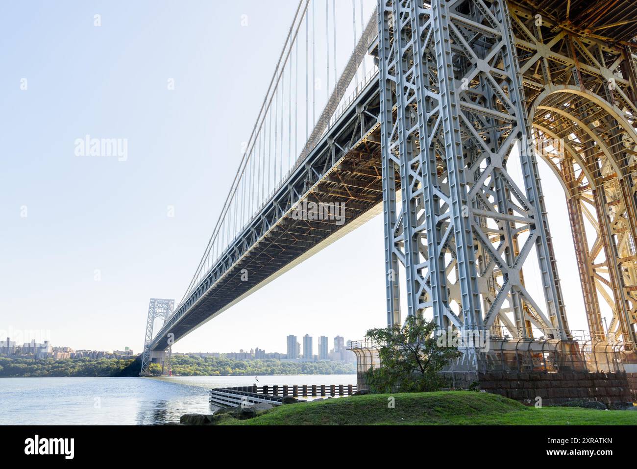 Flacher Blick auf die George Washington Bridge, die den Hudson River überspannt, an einem klaren Herbstmorgen Stockfoto