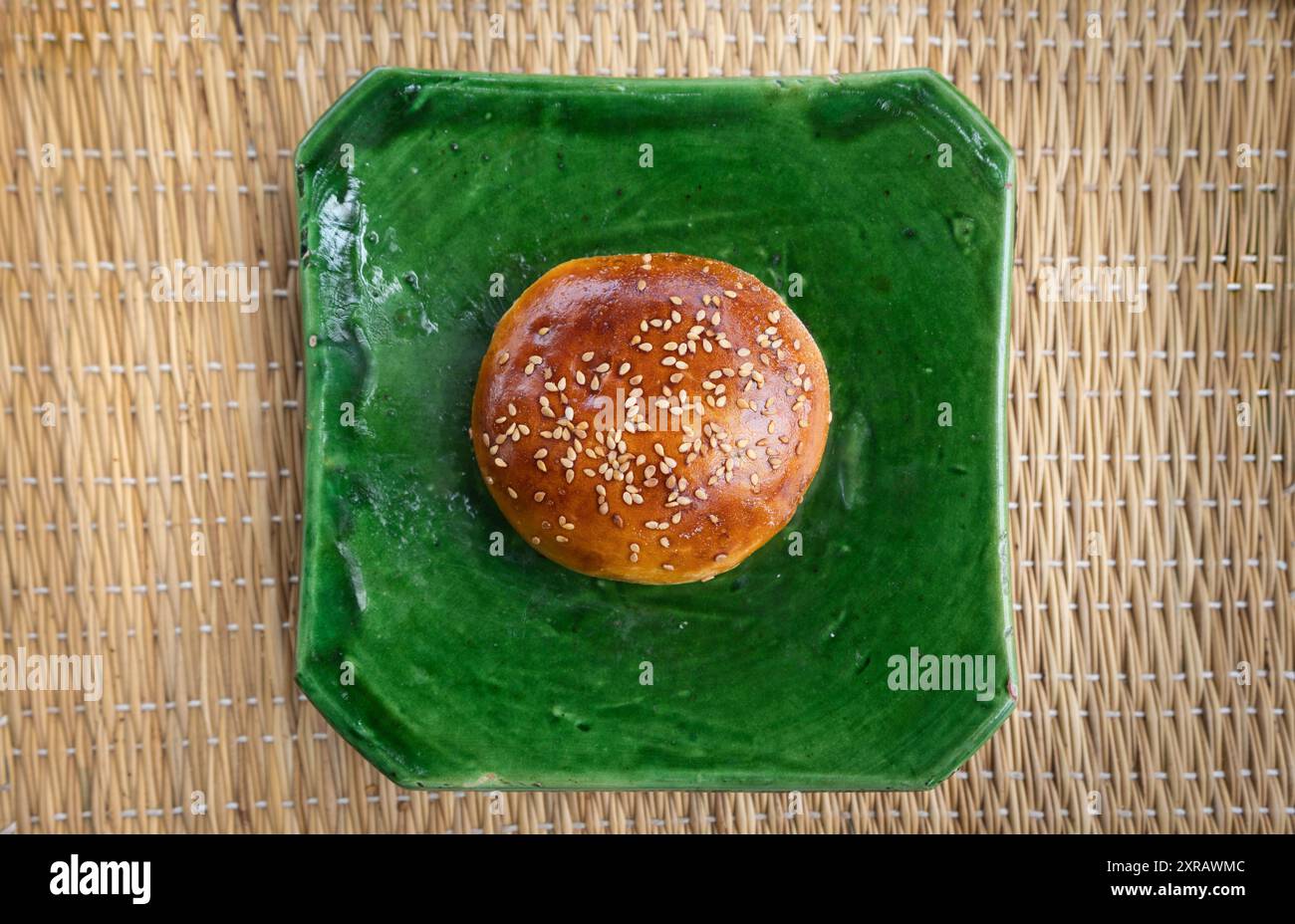 Marokkanisches Krachel-Brötchen, süßes Brot mit Anis (Anis) Sesamsamen, Brioche-Brötchen, auf einem traditionellen handgemachten grünen Teller, Blick von oben, Marrakesch, Marokko Stockfoto