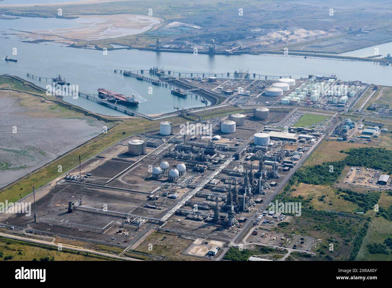 Ein Luftbild des Flusses, River Tees, Teeside, Middlesbrough, Nordostengland, Großbritannien, zeigt Anlagen und Lagertanks der Öl- und Gasindustrie Stockfoto