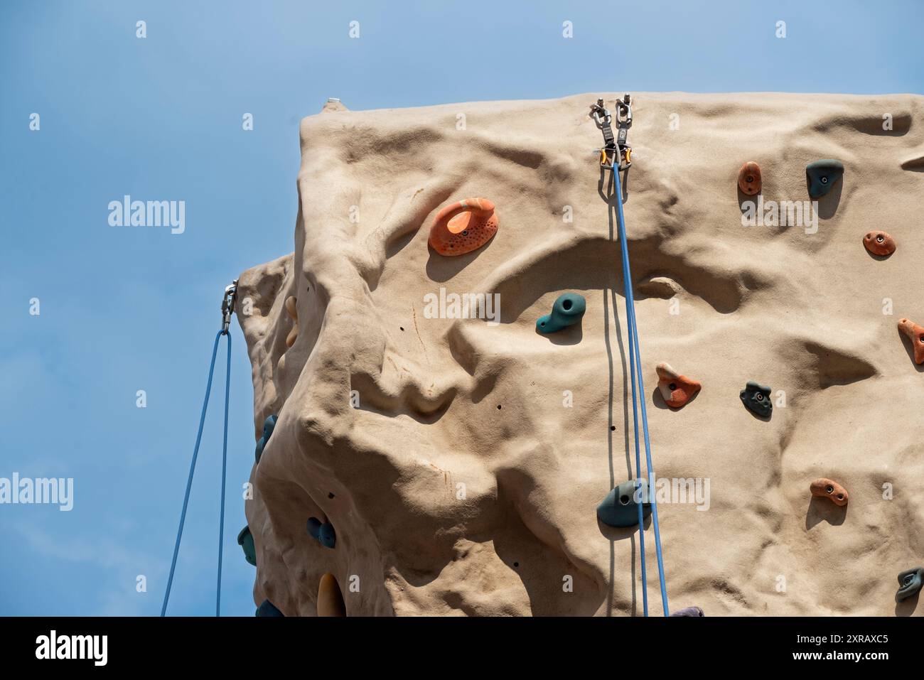 Blick auf künstliche Kletterwand Stockfoto