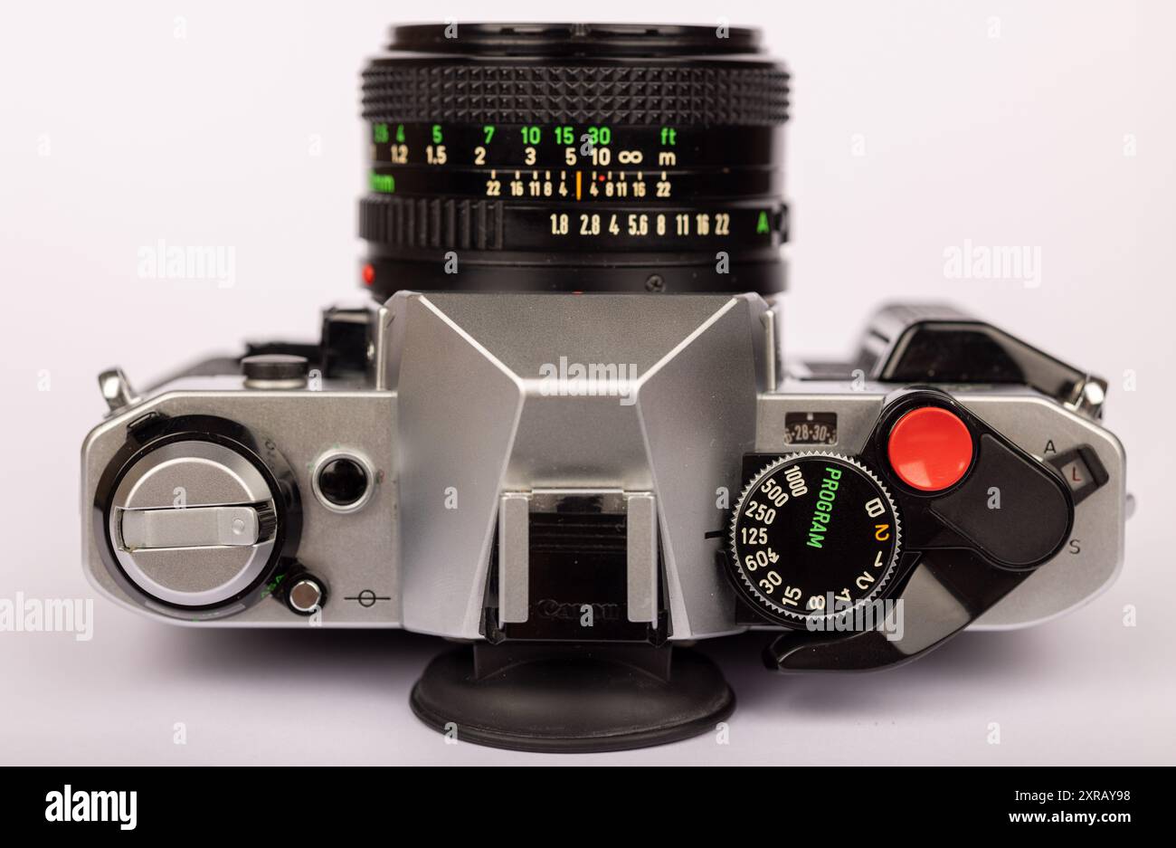 Detaillierte Ansicht einer antiken Kamera auf weißem Hintergrund, betont die Bedienelemente und das klassische Design. Ideal zur Hervorhebung von Retro-Fotogeräten Stockfoto