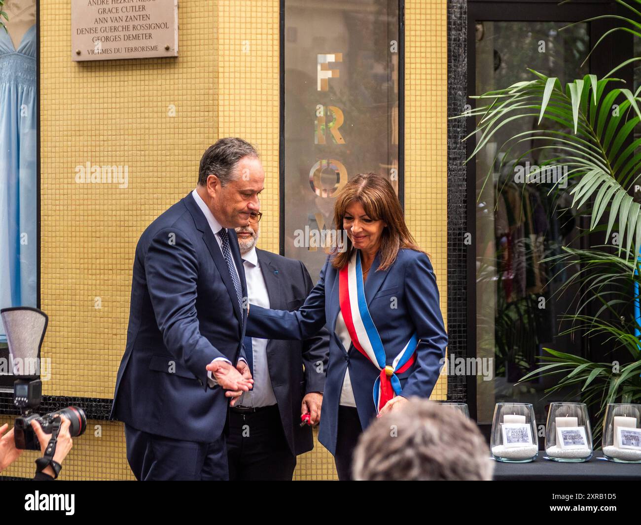 FRANKREICH-PARIS-POLITIK-TERRORISMUS-JÜDISCH-USA der zweite Gentelman US Douglas Craig Emhoff und die Bürgermeisterin von Paris Anne Hidalgo haben sich während der Gedenkfeier zum Bombenanschlag auf die Rue des Rosiers im Herzen des jüdischen Viertels von Paris, bei dem am 9. August 1982 6 Menschen getötet und 22 verletzt wurden, zusammengefunden. In Paris, 9. August 2024. PARIS ILE-DE-FRANCE FRANKREICH URHEBERRECHT: XANDREAXSAVORANIXNERIX FRANCE-PARIS-POLITICS-TERRORISM-ASAVORANINERI-11 Stockfoto