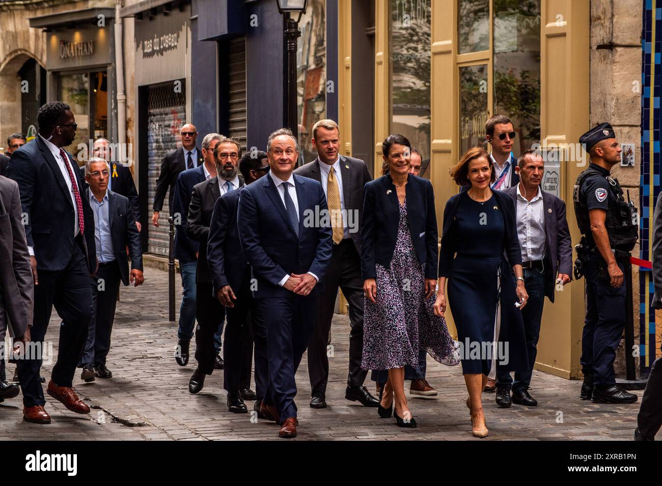 Douglas Craig Emhoff, zweiter Gentleman der Vereinigten Staaten, Courtney Diesel O Donnell, US-Botschafter bei der UNESCO, Denise Bauer, US-Botschafter in Frankreich, nach Abschluss der Gedenkfeier für den Angriff auf die Rue des Rosiers, in einem der bekanntesten jüdischen Restaurants der Nachbarschaft können Sie eine Falafel essen. In Paris, 9. August 2024. PARIS ILE-DE-FRANCE FRANKREICH URHEBERRECHT: XANDREAXSAVORANIXNERIX FRANCE-PARIS-POLITICS-TERRORISM-ASAVORANINERI-28 Stockfoto