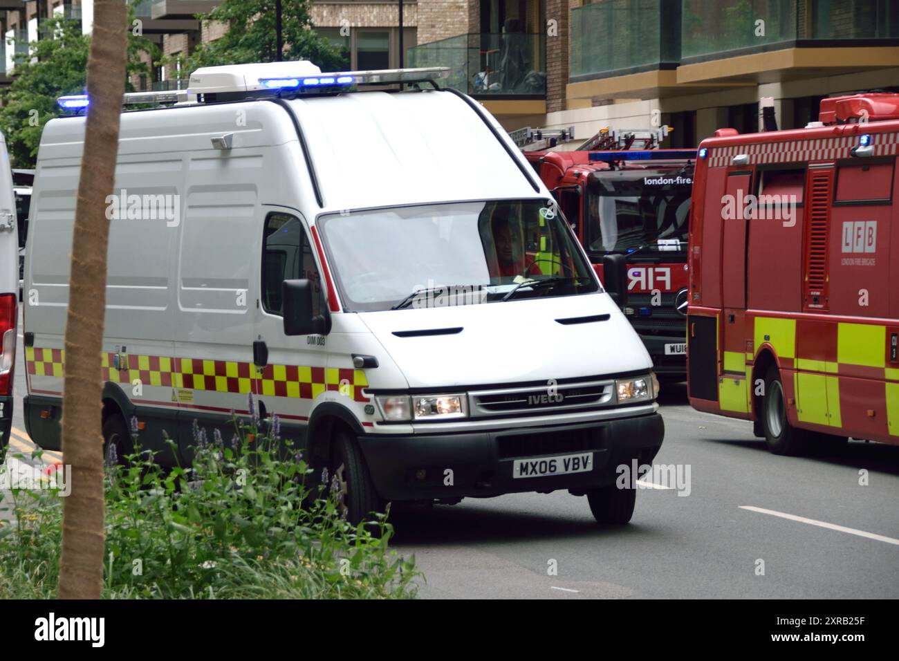 Erkennung, Identifizierung und Überwachung des Fahrzeugs (DIM 003) am 7. August waren verschiedene Fahrzeuge des Londoner Ambulanzdienstes und der Londoner Feuerwehr auf der Riverscape-Baustelle an der Royal Crest Avenue in Silvertown, London Borough of Newham, E16, anwesend. Die LFB schickte eine Kommandoeinheit sowie weitere Spezialfahrzeuge. Stockfoto