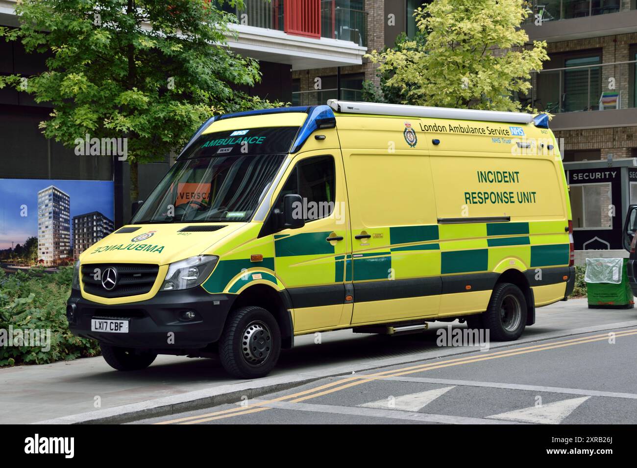 Am 7. August waren verschiedene Fahrzeuge des Londoner Ambulanzdienstes und der Londoner Feuerwehr auf der Riverscape-Baustelle an der Royal Crest Avenue in Silvertown, London Borough of Newham, E16, anwesend. Die LFB schickte eine Kommandoeinheit sowie weitere Spezialfahrzeuge. Stockfoto