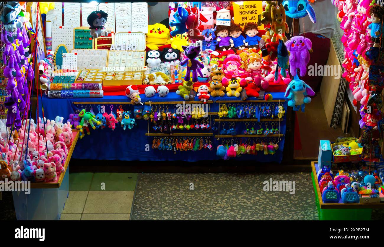 Marktstand mit Kuschelspielzeug im Stadion des Fußballclubs Racing Santander während der Sommerfeste Santander Cantabria Spanien Stockfoto